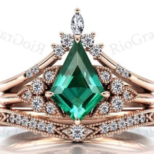 Vintage Kite Shaped Emerald Engagement Ring Set 14k Rose Gold Emerald Wedding Ring Set For Women 3 Piece Bridal Anniversary Promise Ring Set | Natural genuine Array rings, simple unique alternative gemstone engagement rings. #rings #jewelry #bridal #wedding #jewelryaccessories #engagementrings #weddingideas #affiliate #ad