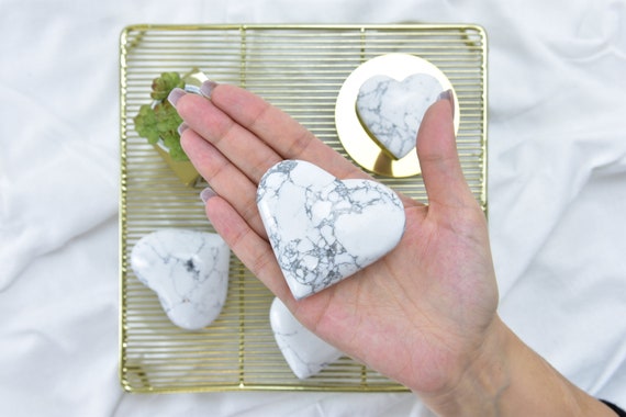 Howlite Crystal Hearts:find Inner Peace And Tranquility With Howlite Crystal Hearts.a Must-have For Meditation, Crystal Healing And Decor.
