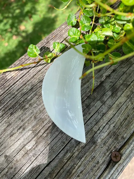 Selenite Crescent Moon Offering Bowl - Reiki Charged - Powerful Energy - Connect With Spirit Guides & Angels - Eliminates Negativity