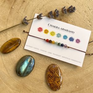 Shop Crystal Healing! Zartes Chakra Armband, Makramee Armband Chakra, zartes Perlenarmband, Geschenk für Sie | Shop jewelry making and beading supplies, tools & findings for DIY jewelry making and crafts. #jewelrymaking #diyjewelry #jewelrycrafts #jewelrysupplies #beading #affiliate #ad