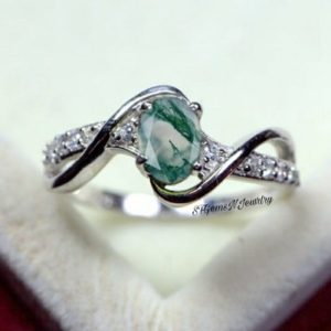 Minimalist Green Moss Agate Ring Vintage Dainty Solitaire Oval Cut Moss Agate Engagement Ring | Natural genuine Gemstone rings, simple unique alternative gemstone engagement rings. #rings #jewelry #bridal #wedding #jewelryaccessories #engagementrings #weddingideas #affiliate #ad