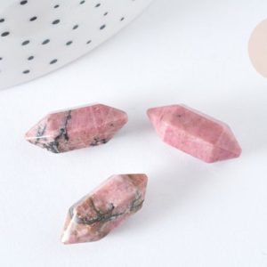 Shop Rhodochrosite Points & Wands! Pointe Rhodochrosite naturelle non percée 19~22mm, pointe double, pierre naturelle polie,bijoux lithothérapie, l'unité G7531 | Natural genuine stones & crystals in various shapes & sizes. Buy raw cut, tumbled, or polished gemstones for making jewelry or crystal healing energy vibration raising reiki stones. #crystals #gemstones #crystalhealing #crystalsandgemstones #energyhealing #affiliate #ad