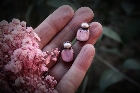 Pink Freshwater And Pink Rhodonite Raw Copper Stud Earrings, Raw Copper Jewerly, Boho Earrings, Alternative Earrings, Pink Earrings