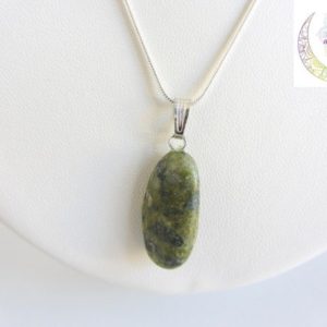 Pendentif en serpentine qualité AB | Natural genuine Serpentine pendants. Buy crystal jewelry, handmade handcrafted artisan jewelry for women.  Unique handmade gift ideas. #jewelry #beadedpendants #beadedjewelry #gift #shopping #handmadejewelry #fashion #style #product #pendants #affiliate #ad