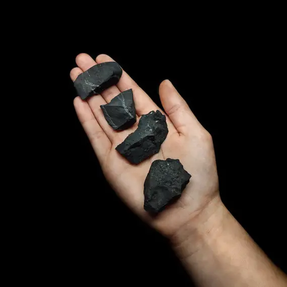 Schungit Rohstein | 100% Natürlicher Stein | Echter Schungit Aus Karelien, Russland | Wurzelchakra, Wasser Und Ladestein | Wählbare Größe