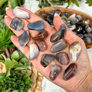 Banded Agate Tumble | S, L | - No. 302 (polished Grey Crystal Pocket Stone, Root Chakra, Grounding)