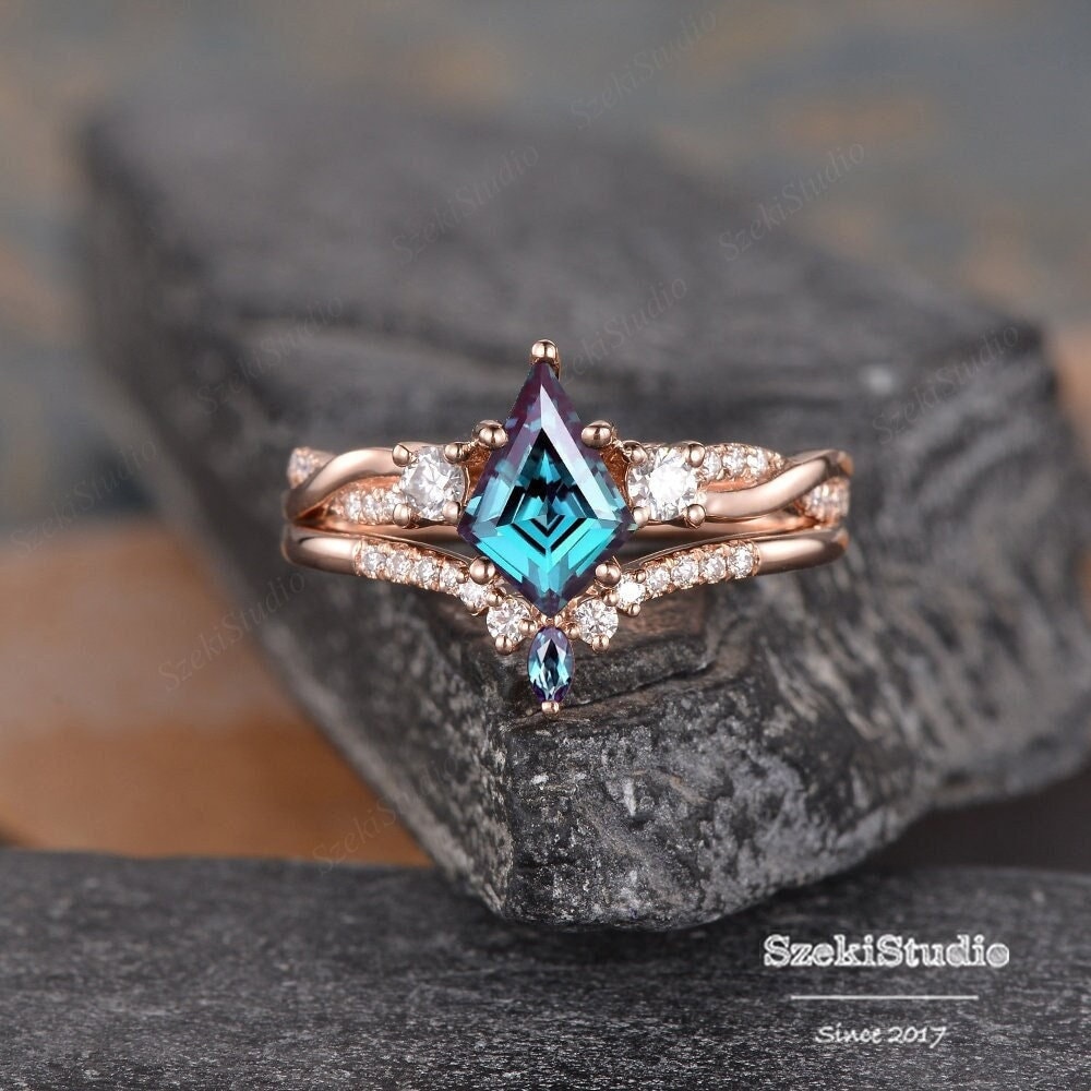 Vintage Alexandrite Engagement Ring Set Kite Cut Ring Rose Gold Art Deco Marquise Alexandrite Ring Three Stone Moissanite Wedding Ring Set