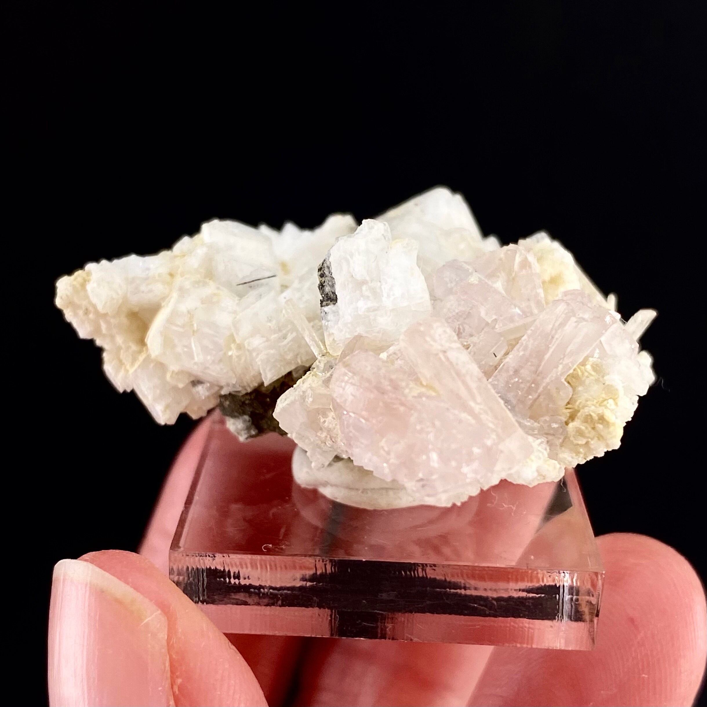 Pink Fluorapatite Crystal, Uv Reactive Mineral Specimen Pink Fluorapatite Crystal, Uv Reactive Mineral Specimen