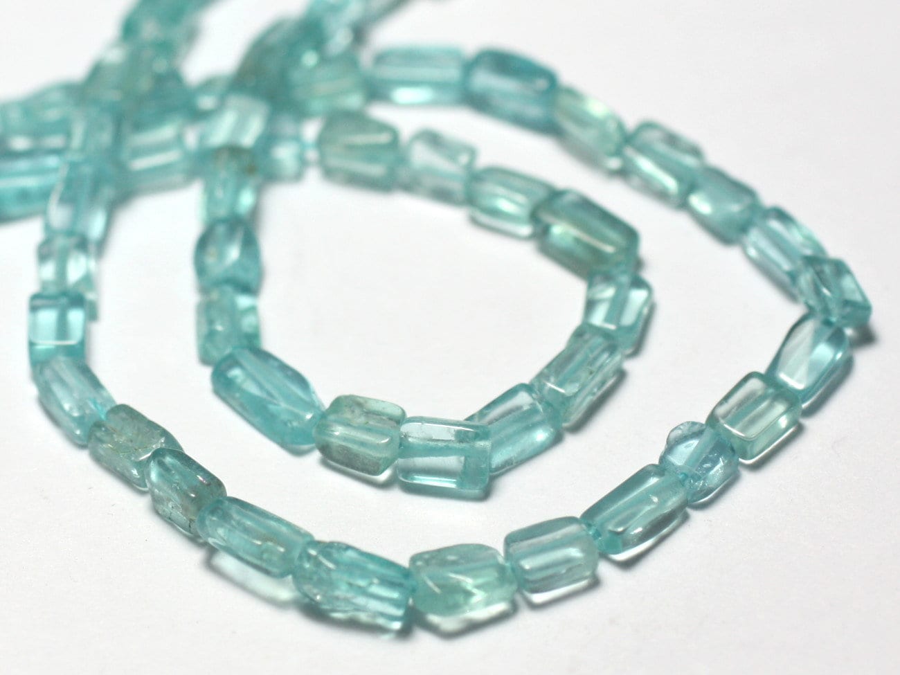 Fil 32cm 65pc Env - Perles De Pierre - Apatite Rectangles Cubes 3-6mm Bleu Clair Fil 32cm 65pc Env - Perles De Pierre - Apatite Rectangles Cubes 3-6mm Bleu Clair