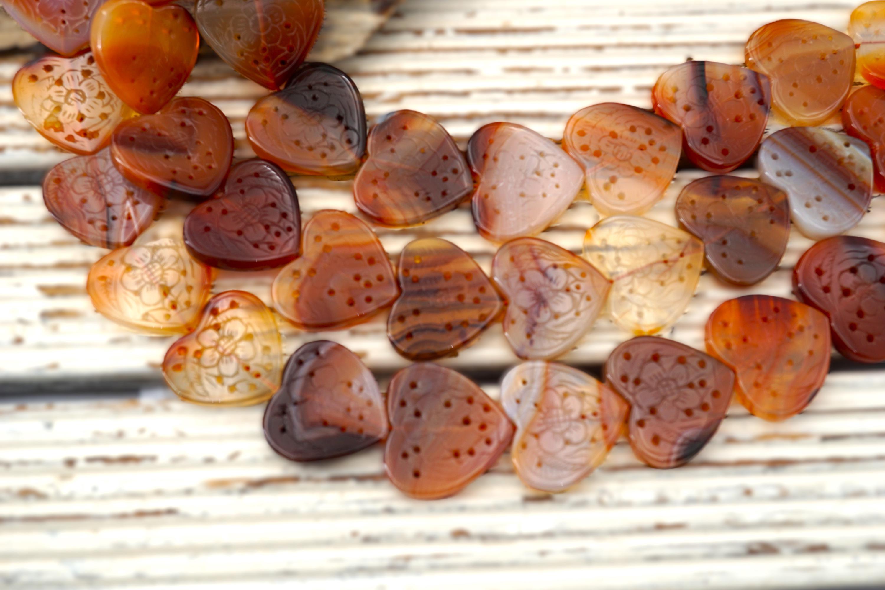 Carnelian 25x29mm Heart Carved & White Mother Of Pearl / Mop 18-22mm Rectangle Carved Beads (etb00370)