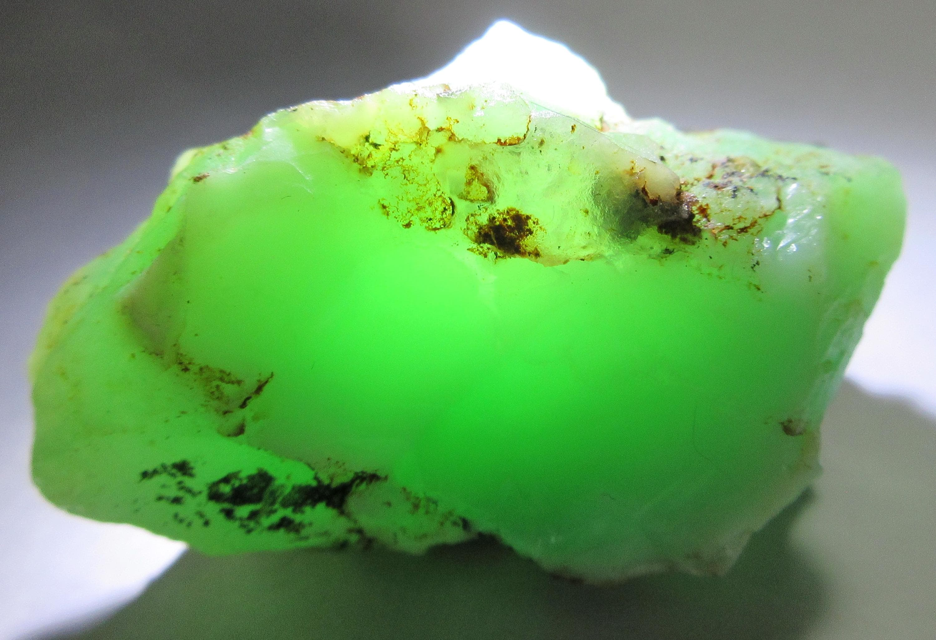 Gel Chrysoprase Rough: Ethiopian Green Crystal, 156.50 Crt Gel Chrysoprase Rough: Ethiopian Green Crystal, 156.50 Crt