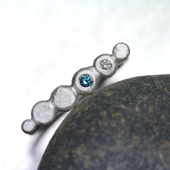 Delicate Blue White Diamond Pebble Ring Silver Teal Zen Serene Beach Walk Skipping Pebbles Boho Minimalistic Calming Design - Kieselsteine