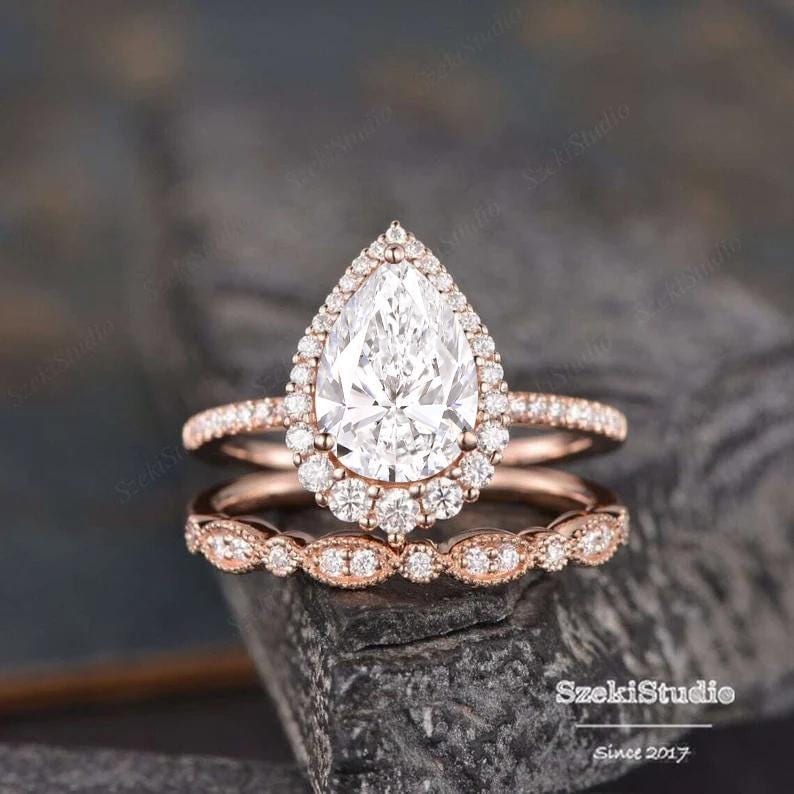 Lab Grown Diamond Engagement Ring Set 2pcs Pear Shaped Wedding Ring Rose Gold Bridal Set Tear Drop Halo Ring Art Deco Ring Cluster Halo Ring