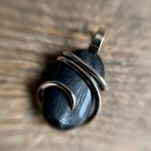 Black star diopside in 14k gold pendant