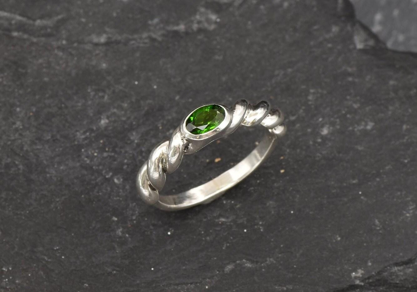 Croissant Band, Chrome Diopside Ring, Stackable Ring, Twisted Band, Croissant Ring, Emerald Green Ring, Wide Band, Thick Ring, Solid Silver