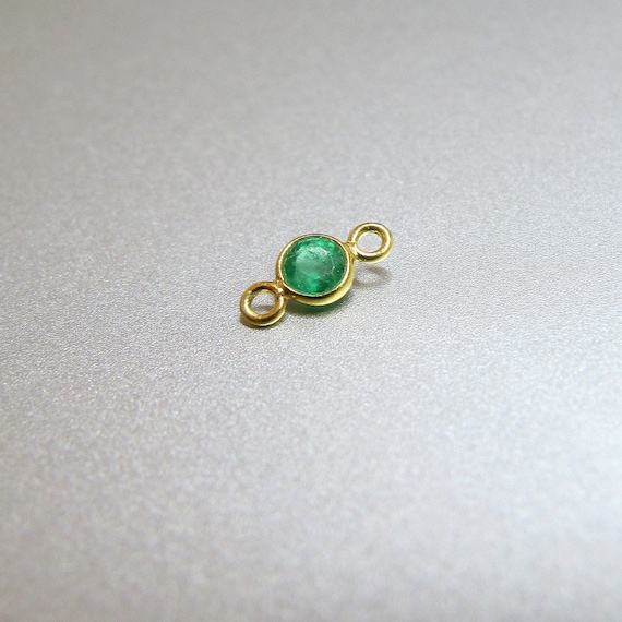 Natural Emerald Round Connector With 2 Rings In Solid 18k Gold • 2.75mm Gemstone • Tiny 2mm Rings / 1mm Holes • 7.4mm Long • Very Small Item