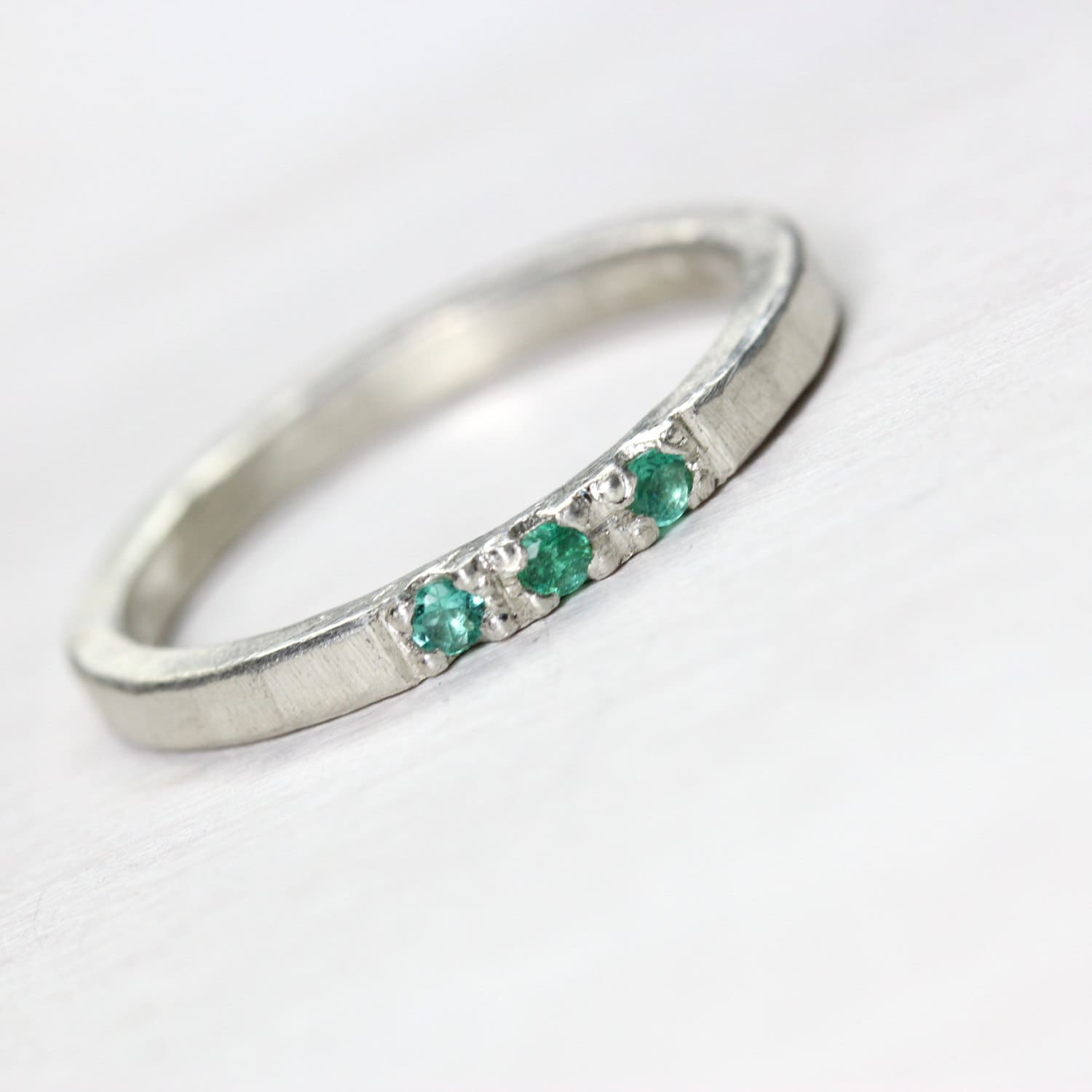 Delicate Rustic 3 Stone Genuine Emerald Wedding Ring Hammered Silver Texture Green May Birthstone Narrow Bridal Band Lucky Three - Beryl Row Delicate Rustic 3 Stone Genuine Emerald Wedding Ring Hammered Silver Texture Green May Birthstone Narrow Bridal Band Lucky Three - Beryl Row