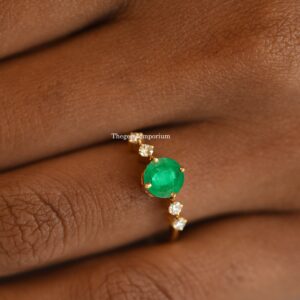 Round Cut Emerald Engagement Ring,14k Solid Gold,Diamond Accented Ring,Proposal Ring for Bride,Emerald Wedding Ring,Minimalist Ring,Vintage