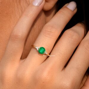 Vintage Round Emerald Engagement Ring,Art Deco Diamond Accent Wedding Band,May Birthstone Jewelry,Dainty Green Gemstone Ring,Proposal Gift