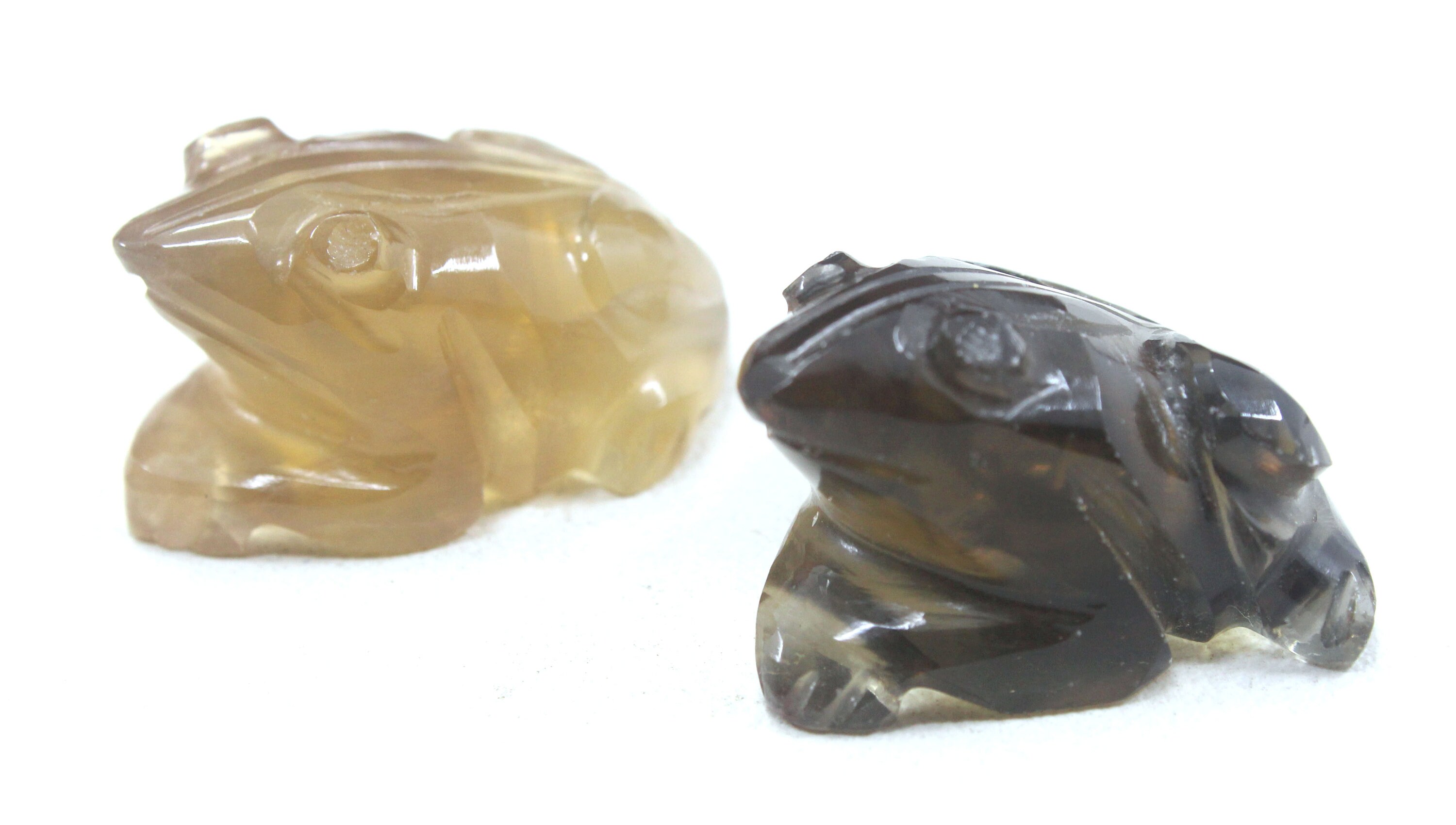 Frog Carved Natural Fluorite Gemstone Cabochon (20x30 Mm, 145 Carat)