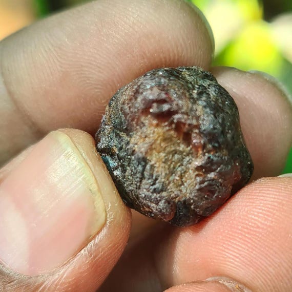 Rare Madagascar Garnet Raw Gemstone: Old Collection (17x14mm)