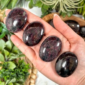 Rhodolite Garnet Palmstone | S, L | - No. 163 (polished Red Crystal Pocket Stone Palm, Heart Chakra, Love)