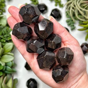 Garnet Dodecahedron | S, M, L | - No. 811 (polished Red Crystal Chunk, Heart Chakra, Healing Stone, Love)