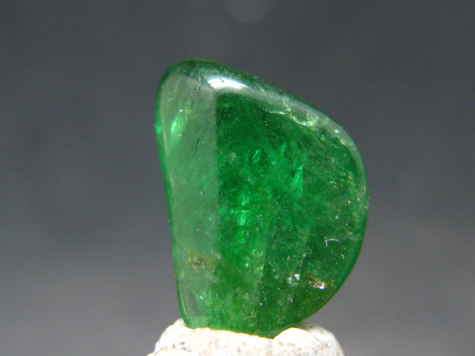Gem Tsavorite Tsavolite Garnet Tumbled Stone From Tanzania - 3.31 Carats - 0.5"