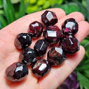 Polished Garnet - Garnet Dodecahedron - Tumbled Garnet - Red Garnet - Faceted Garnet - Garnet Specimen - Red Garnet Crystal - Garnet Crystal