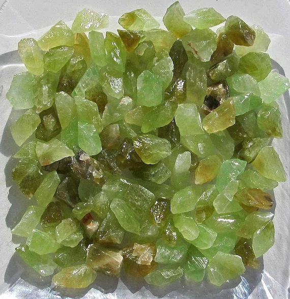 Grüner Calcit, Rohsteine 100-300 G., Ca. 25-45 Mm (1 Kg=63.33 Eur)