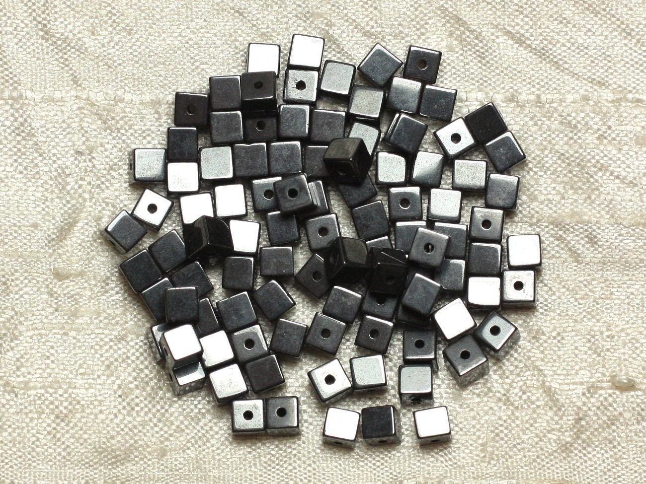 30pc - Perles Pierre Hematite Cubes 4mm Metal Gris Noir Argent - 7427039737647