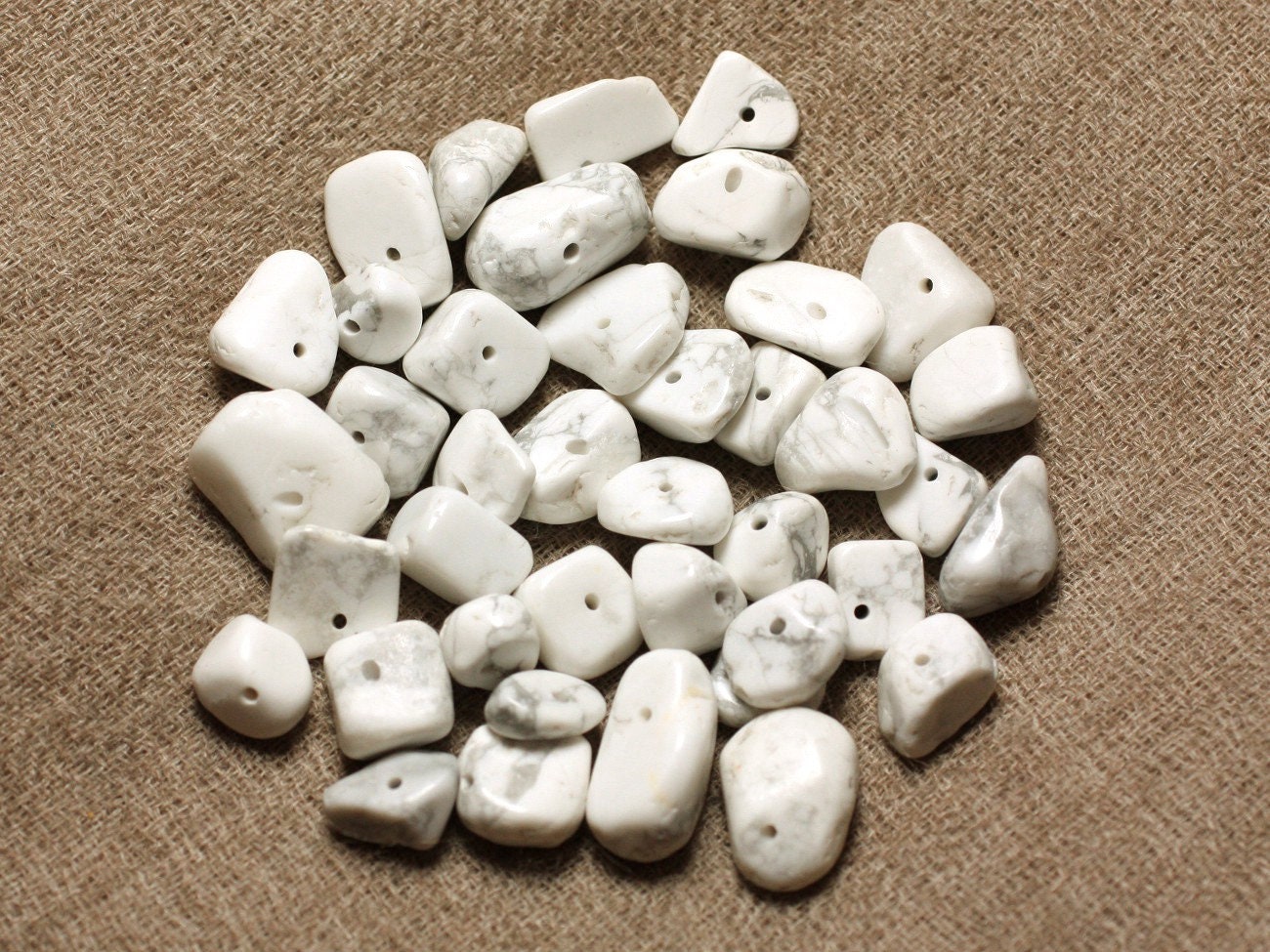 Fil 88cm 160pc Environ - Perles Pierre Howlite Grosses Rocailles Chips 5-15mm Blanc Gris Fil 88cm 160pc Environ - Perles Pierre Howlite Grosses Rocailles Chips 5-15mm Blanc Gris