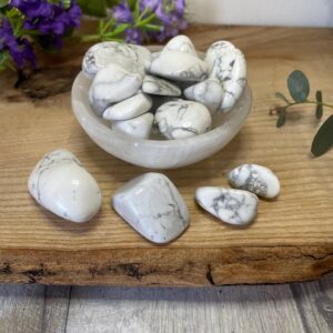 Howlite White Tumbled Stone 15-35mm