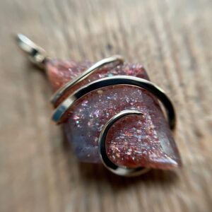 Iolite in 14k gold pendant