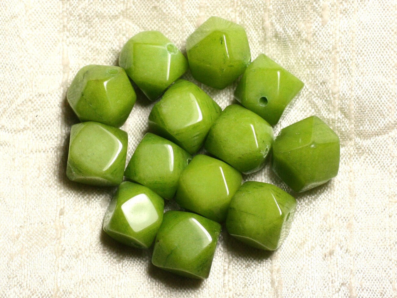 Fil 39cm 25pc Env - Perles De Pierre - Jade Cubes Facettés 14-15mm Vert