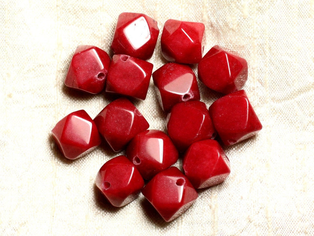 Fil 39cm 25pc Env - Perles De Pierre - Jade Cubes Facettés 14-15mm Rouge