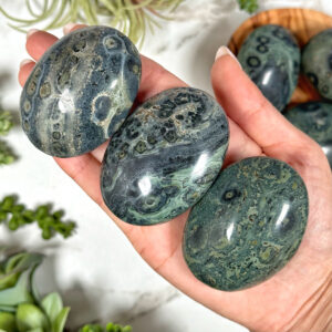 Kambaba Jasper Palmstone | S, L | - No. 855 (polished Green Crystal Pocket Stone Palm, Heart Chakra, Love)