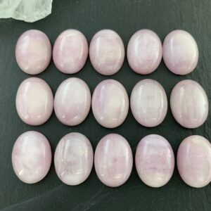 Kunzite oval 15x20mm Cabochon - Calibrated cabochons * Kunzite oval 15x20mm Cabochon - Calibrated cabochons *