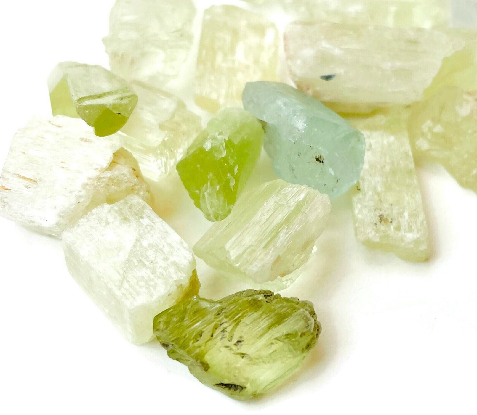 Raw Kunzite Crystal: Natural Green Gemstone (15-30mm) Raw Kunzite Crystal: Natural Green Gemstone (15-30mm)