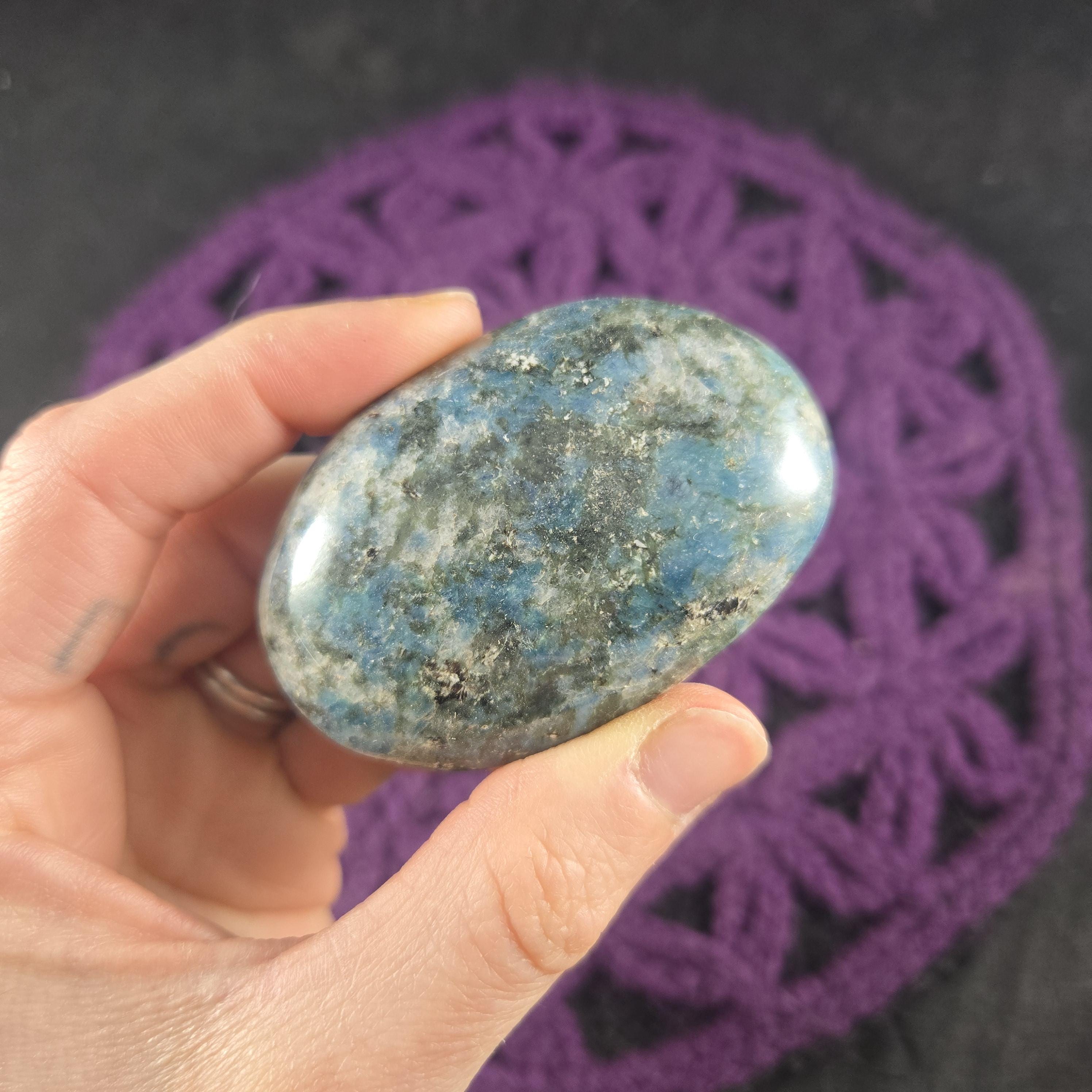 Natural Blue Kyanite Palmstone Gallet Crystal Palm Stone Pakistan Natural Blue Kyanite Palmstone Gallet Crystal Palm Stone Pakistan