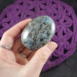 Natural Blue Kyanite Palmstone Gallet Crystal Palm Stones Crystals Pakistan