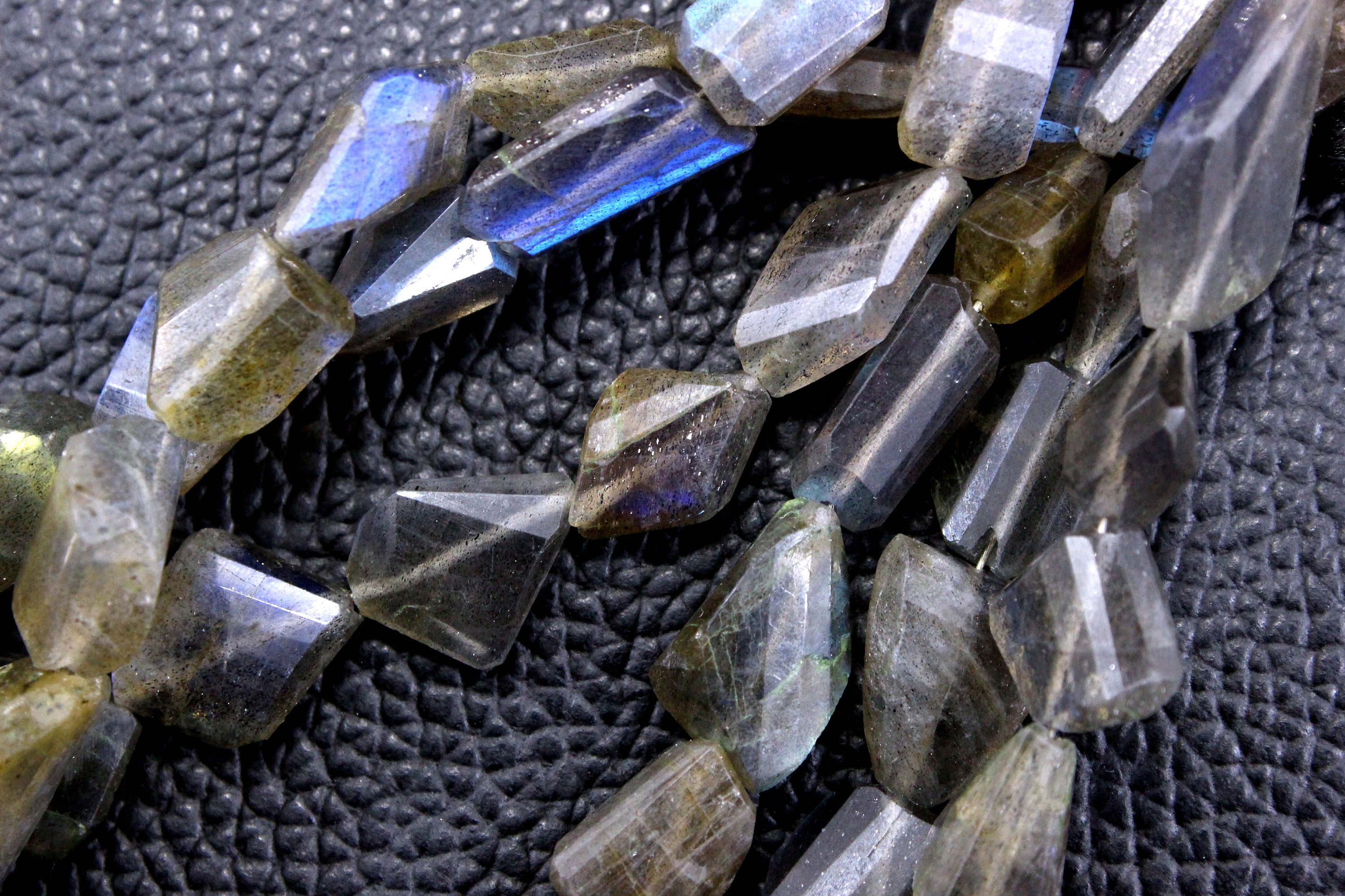 10" Faceted Labradorite Nugget Beads: Blue Flash Gemstone (6x11-13x16 Mm) 10" Faceted Labradorite Nugget Beads: Blue Flash Gemstone (6x11-13x16 Mm)