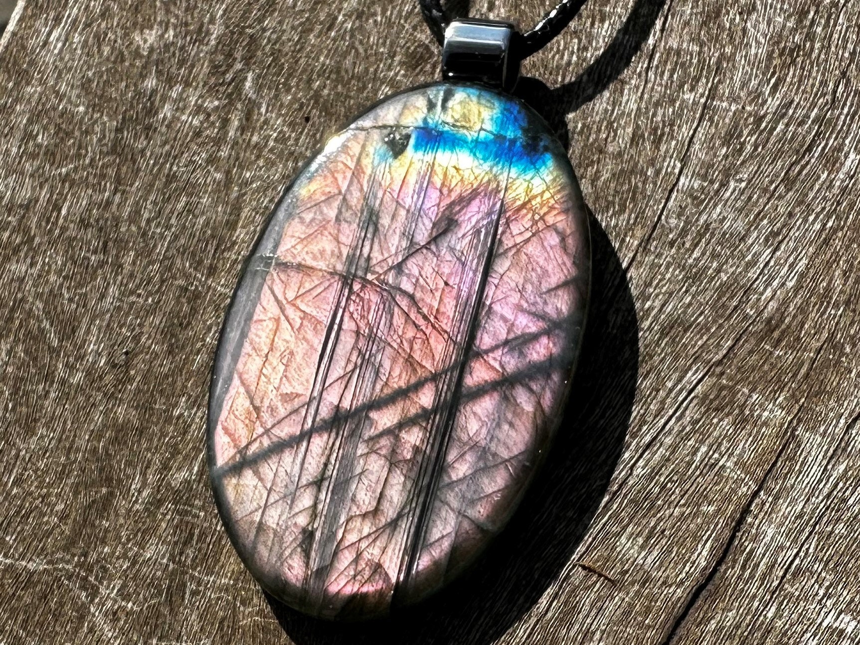 Unisex Purple And Blue Flash Labradorite Healing Stone Necklace For Your Aura And Crown Chakra With Positive Energy! Unisex Purple And Blue Flash Labradorite Healing Stone Necklace For Your Aura And Crown Chakra With Positive Energy!
