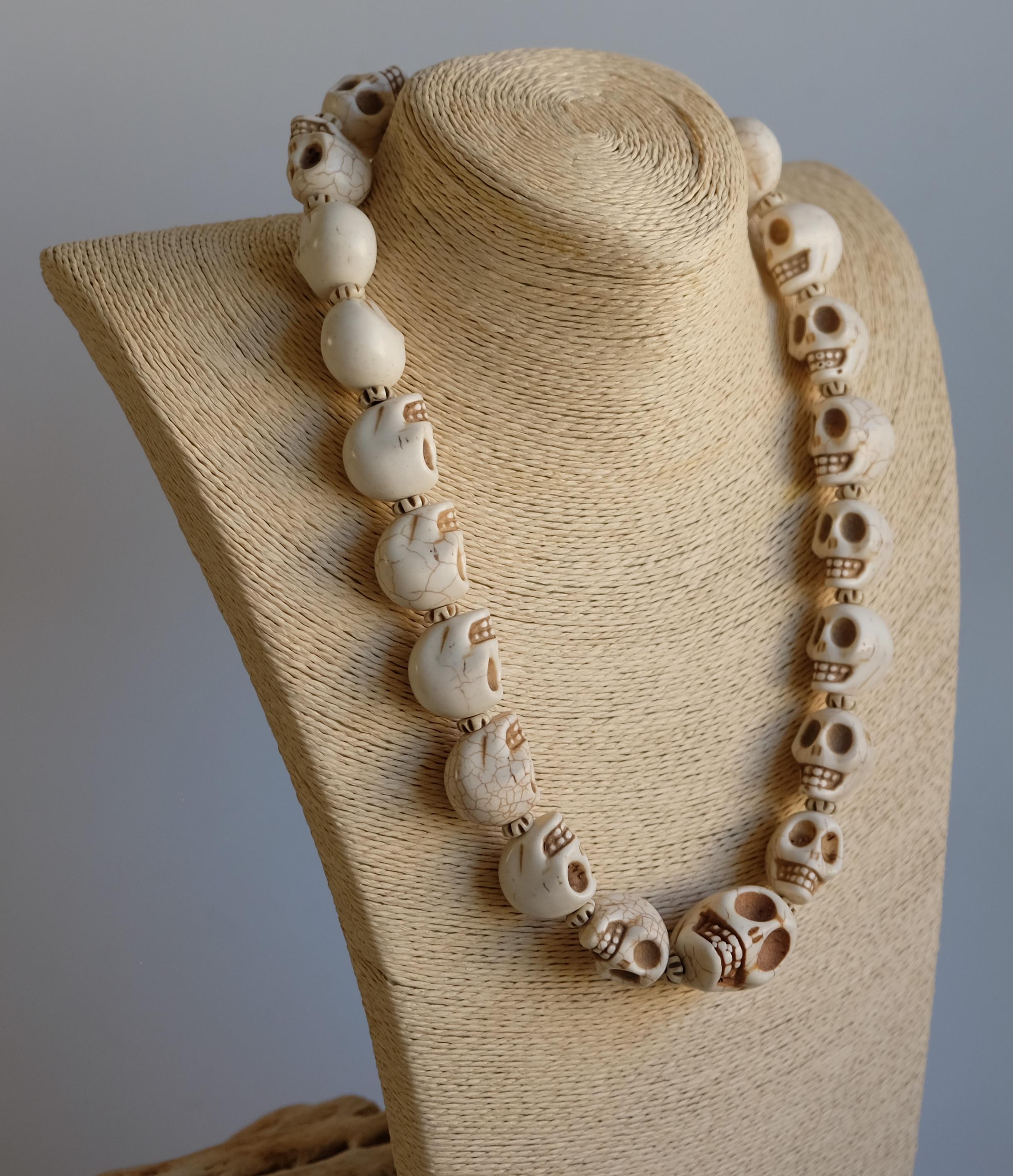 23-31mm Xl Magnesite Skull Graduated 23.5'' Necklace Carved Bone Spacer Disc Bead Tribal Handmade Jewelry Stainless Steel Lobster Clasp