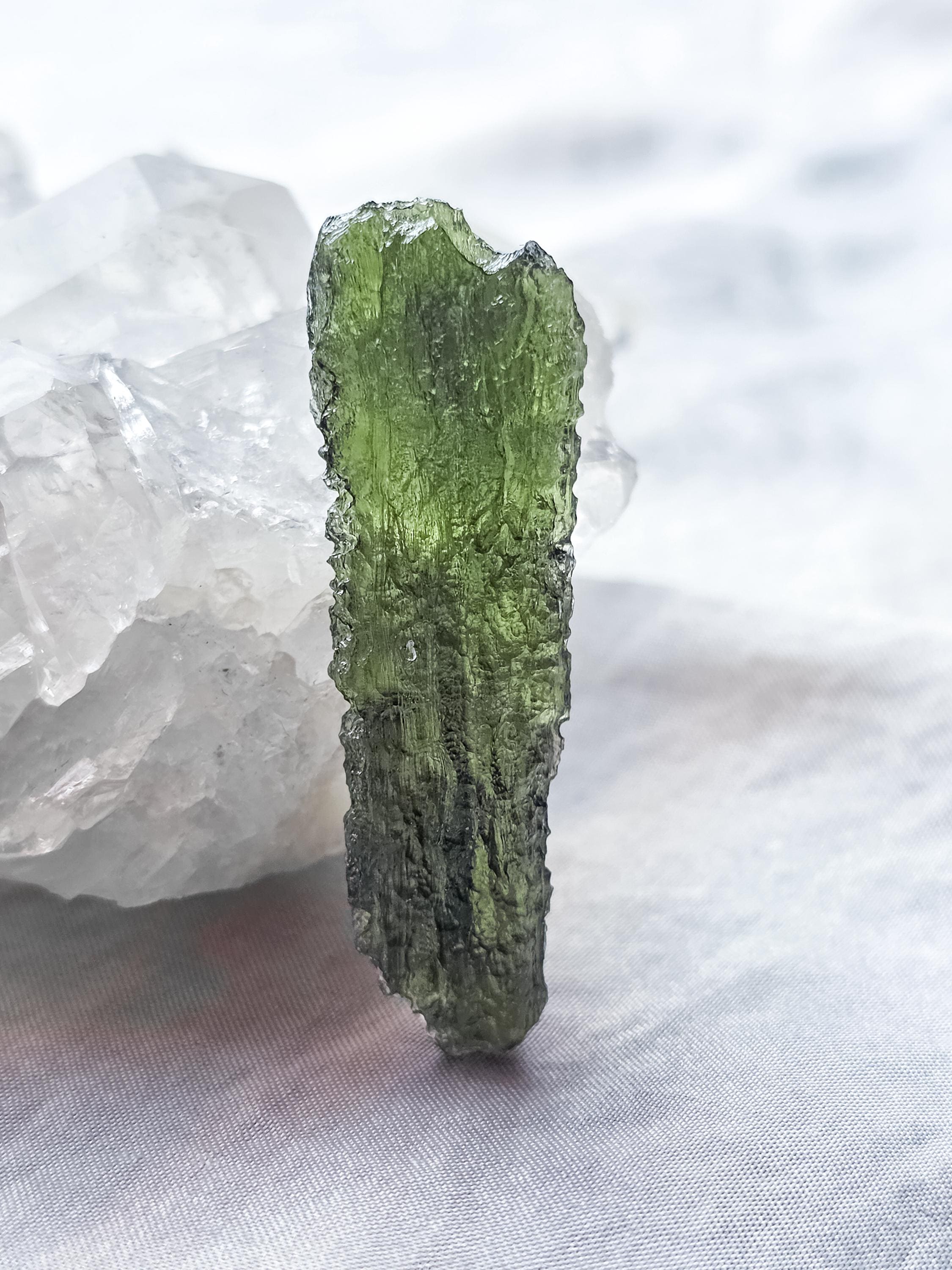 Genuine Moldavite Crystal: Stick, Czech Republic (4,08g, 42mm, Certificate Included)