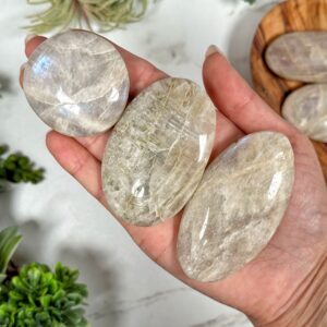 Flashy Moonstone Palmstone | S, L | - No. 128 (polished White Crystal Pocket Stone Palm, Crown Chakra, Balance)
