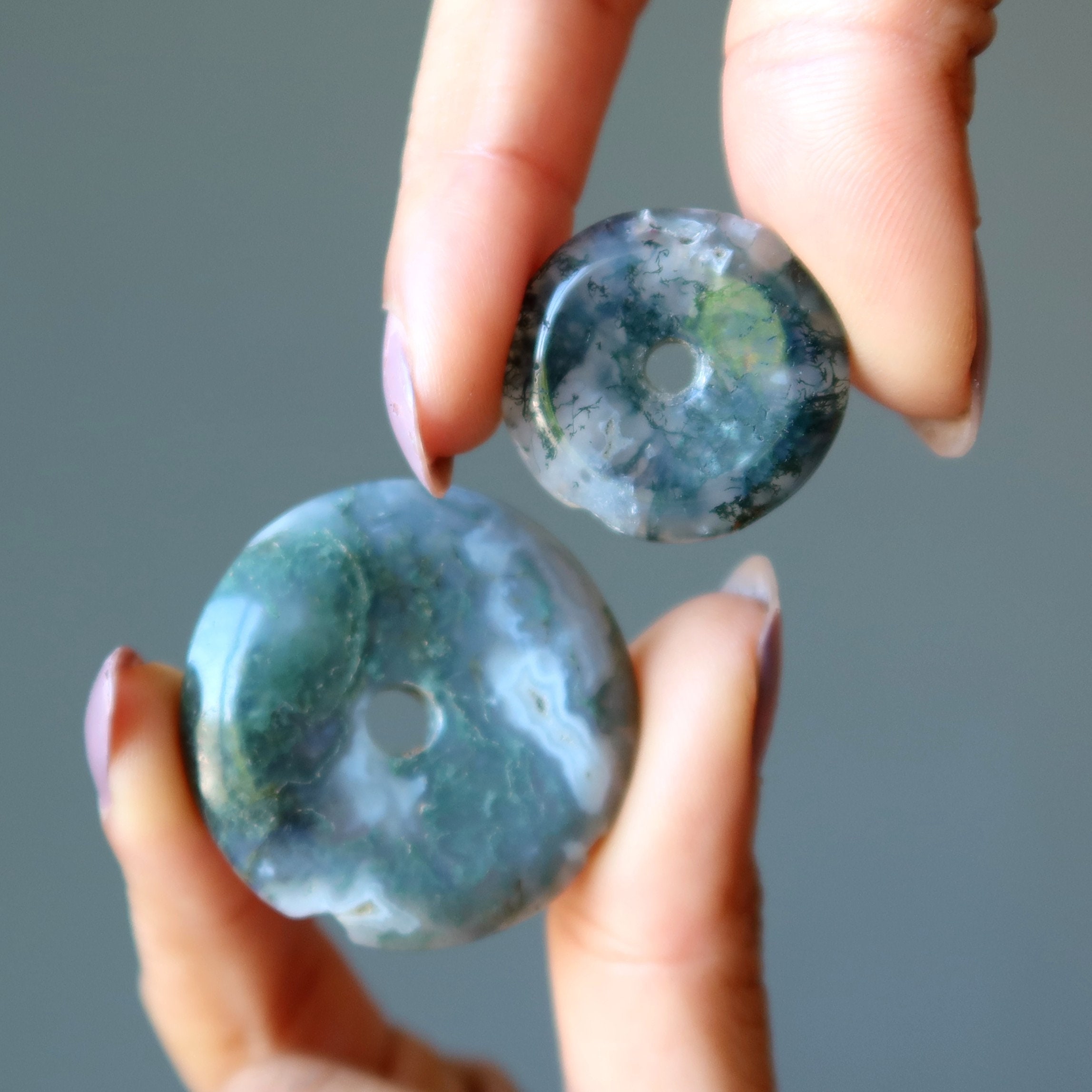 Moss Agate Gemstone Donut Green Healing Pendant Stand Moss Agate Gemstone Donut Green Healing Pendant Stand
