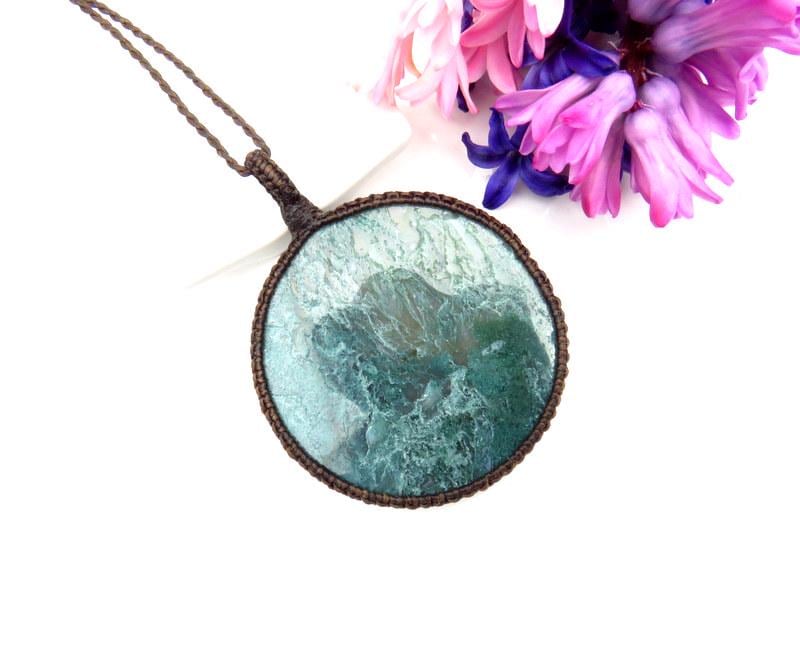 Green Moss Agate Macrame Necklace: Boho Gemstone Pendant