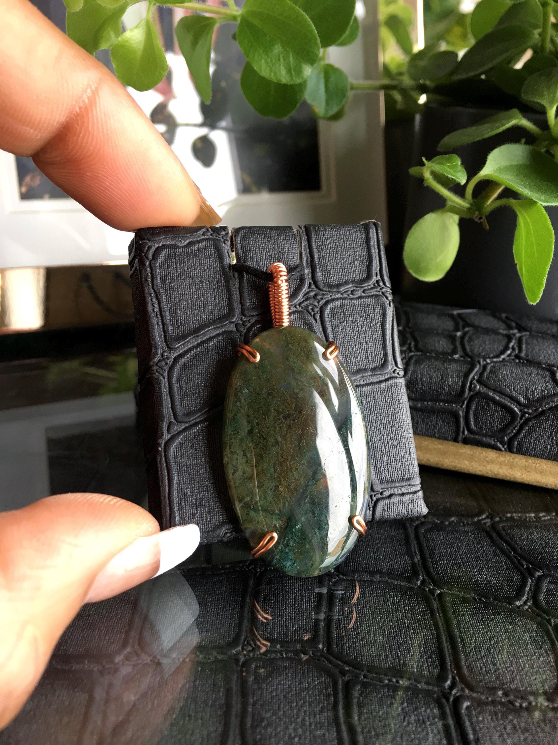 Oval Moss Agate Pendant Necklace: Jewelry Gifts Oval Moss Agate Pendant Necklace: Jewelry Gifts
