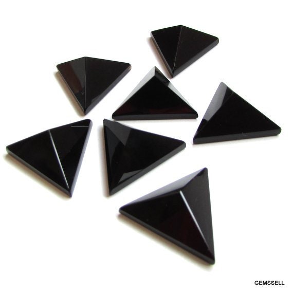 20mm Black Onyx Aaa Pyramid Cabochon Gemstone